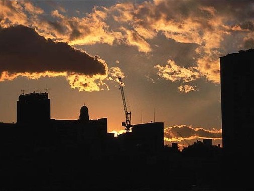 2012年11月―街が未来へ向け走る。雲が朝日に棚引く。懐かしい、シルエット!