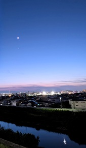 三日月と一番星―夜景モードにて撮影